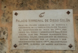 Placa informativa sobre la construcción y el destino del Alcázar de Colón este palacio habitado por la familia Colón-Toledo.