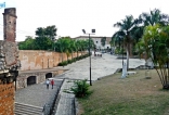 Vista de otra entrada del Alcázar de Colón por la Calle las Damas, primera calle del Nuevo Mundo.