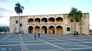 Aquí comenzó América ciudad Primada del Nuevo Mundo en los cimientos del Alcázar de Colón.